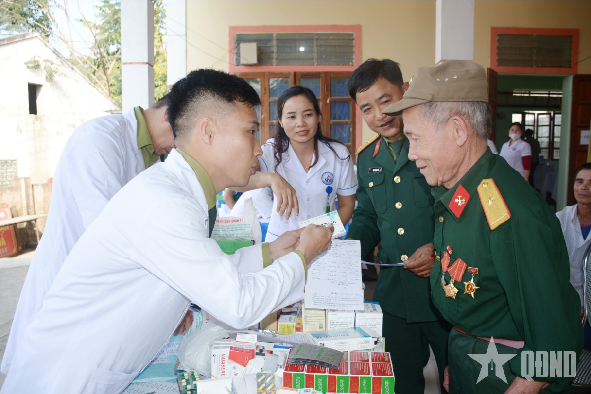 Nơi bản xa có thầy thuốc quân y